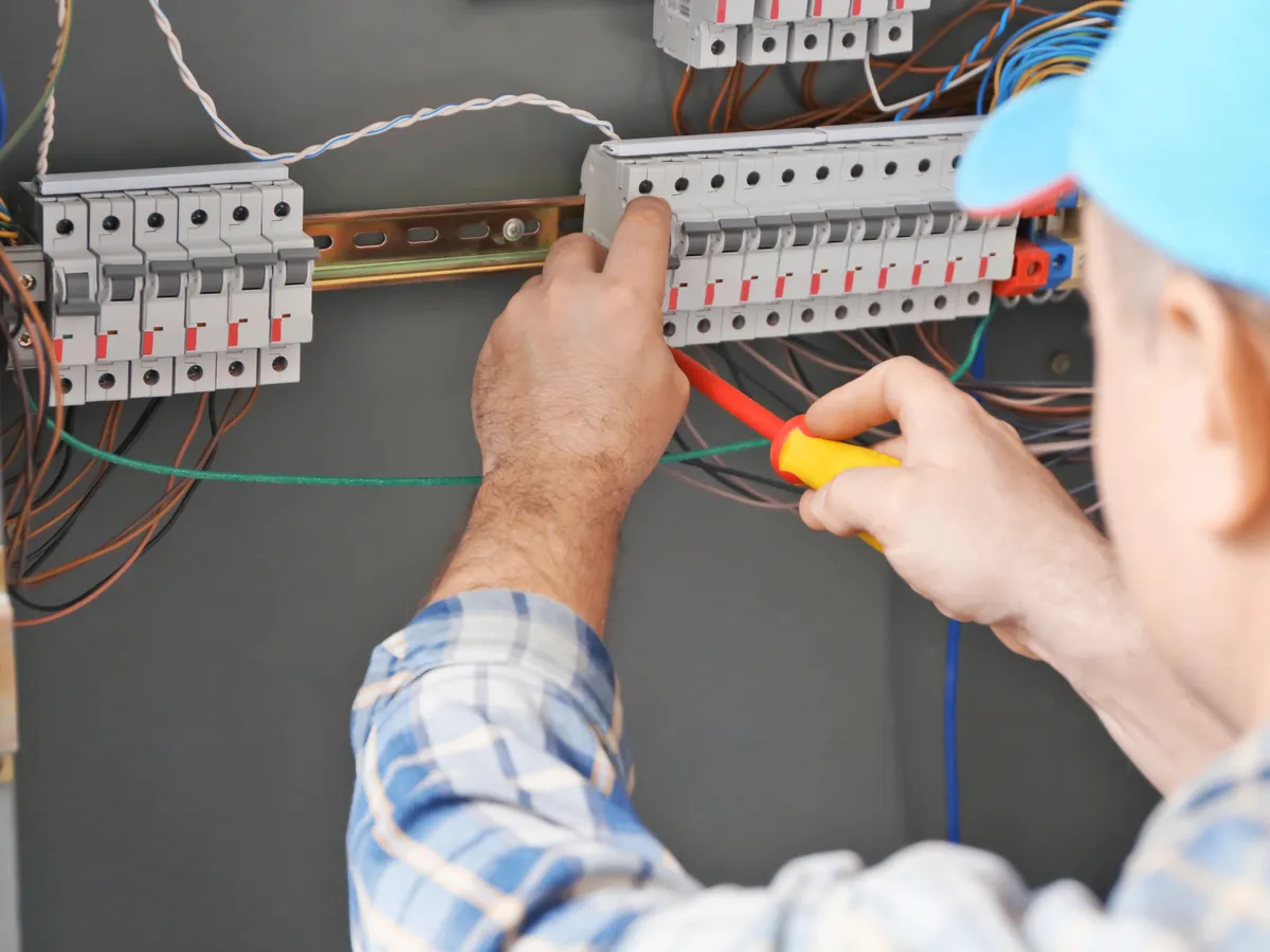 Artisan électricien au travail à Paris